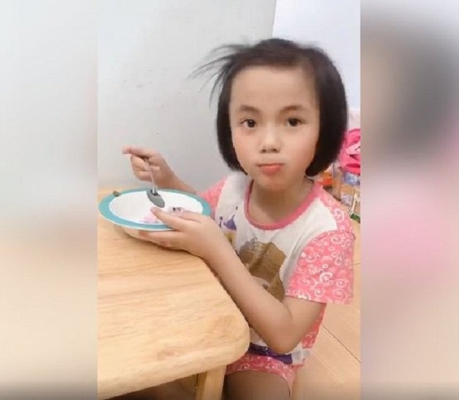 cuoc song hanh phuc cua em be muong lat liet 2 chan sau 3 nam duoc nhan nuoi