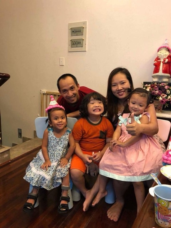 cuoc song hanh phuc cua em be muong lat liet 2 chan sau 3 nam duoc nhan nuoi
