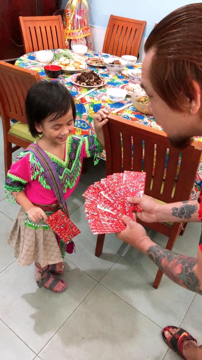 cuoc song hanh phuc cua em be muong lat liet 2 chan sau 3 nam duoc nhan nuoi