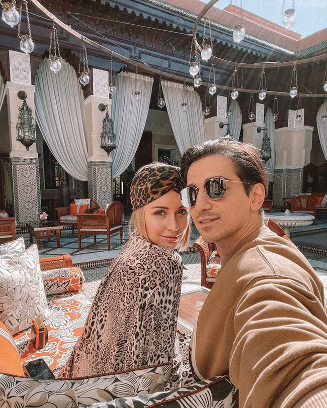 Cuộc sống của cặp đôi khởi xướng trào lưu "Đưa em đi khắp thế gian" sau gần 10 năm giờ ra sao? cuoc song cua cap doi khoi xuong trao luu dua em di khap the gian sau gan 10 nam gio ra sao