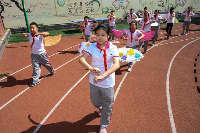 hoc sinh trung quoc deo canh dang yeu den truong de giu khoang cach an toan