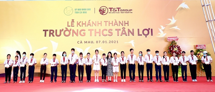 Trao học bổng cho các em học sinh nghèo vượt khó, các em học sinh có thành tích học tập xuất sắc của trường THCS Tân Lợi.