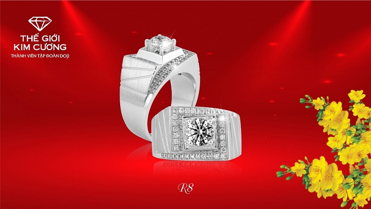 Thiết kế trang sức dành cho quý ông với những đường nét chế tác khỏe khoắn, vững chãi, khẳng định uy quyền của phái mạnh thành đạt. Mỗi thiết kế kim cương được ví như vật hộ mệnh tăng tài vận, thu hút tài lộc giúp quý ông đón sự nghiệp hưng tiến, toàn gia