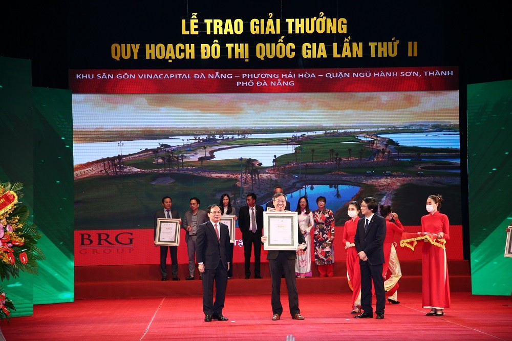 Đại diện Tập đoàn BRG nhận Giải Đặc biệt cho dự án Sân gôn VinaCapital Đà Nẵng.