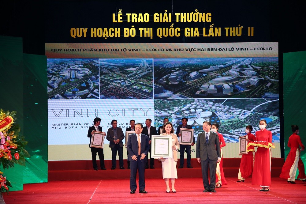 Đại diện Tập đoàn BRG nhận Giải Vàng cho Quy hoạch tổng thể Đại lộ Vinh - Cửa Lò và hai bên trục Đại lộ Vinh - Cửa Lò (Nghệ An).
