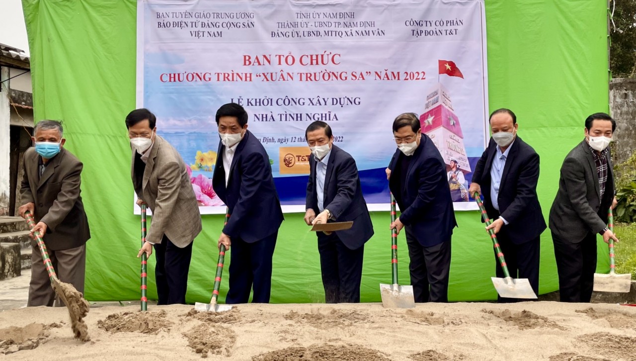 Ông Nguyễn Tất Thắng, Phó TGĐ T&T Group cùng lãnh đạo Ban Tuyên giáo Trung ương, Lãnh đạo Tỉnh Nam Định thực hiện nghi thức khởi công xây dựng nhà Tình Nghĩa.