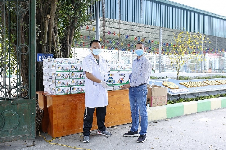 Vinamilk gửi tặng 45.000 hộp sữa và nhiều phần quà Tết đến các em nhỏ tại nhiều "điểm nóng" cách ly