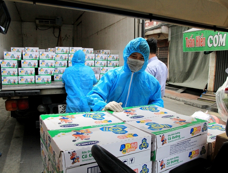 Vinamilk gửi tặng 45.000 hộp sữa và nhiều phần quà Tết đến các em nhỏ tại nhiều "điểm nóng" cách ly