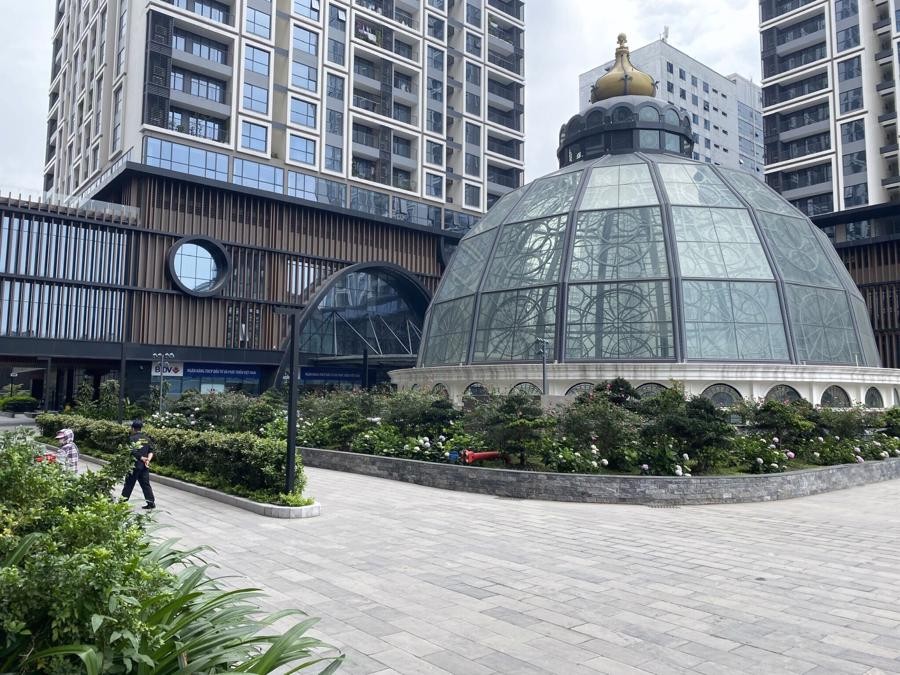 Giữa các lối đi đều được trang trí bằng các tiểu cảnh cây xanh tạo không gian mát mẻ, gần gũi với thiên nhiên.