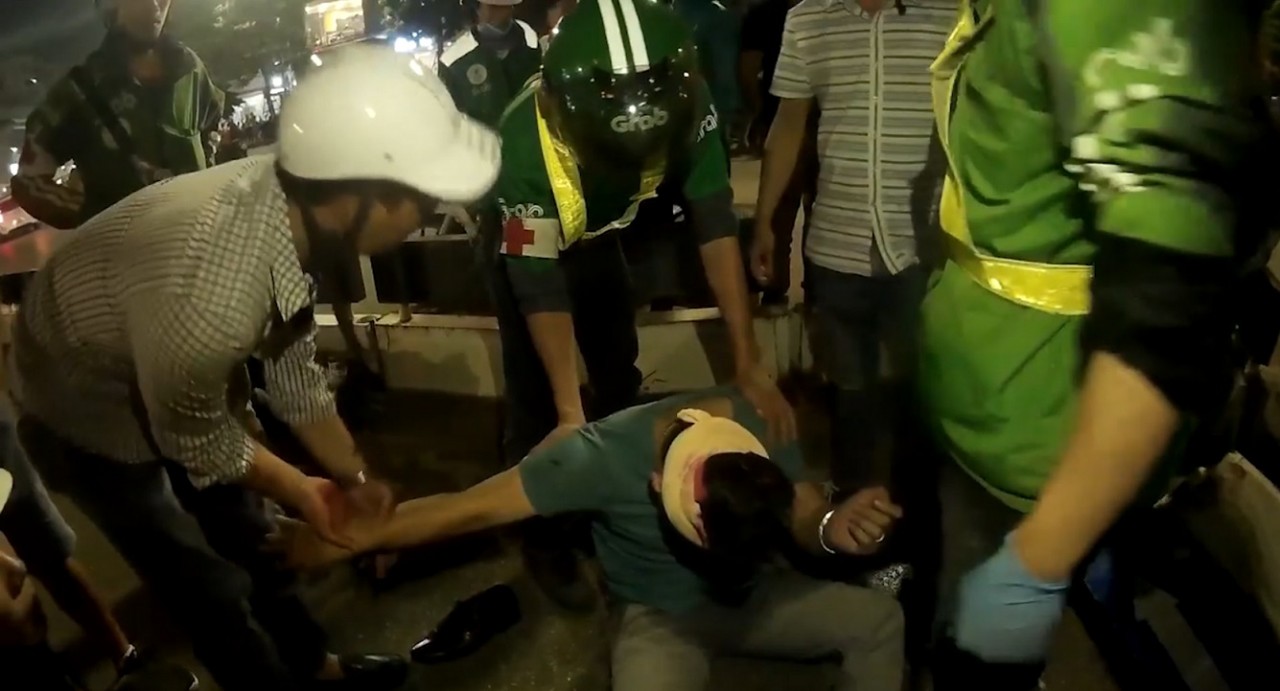Nhanh chóng sơ cứu một người bị tai nạn trên đường.