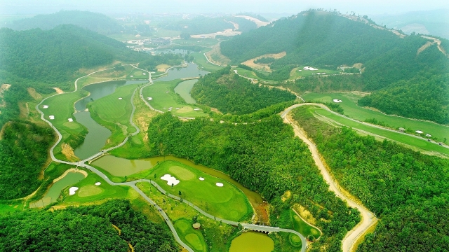man nhan voi san golf co dia hinh kho va dep bac nhat viet nam