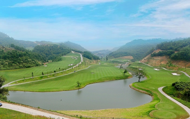 man nhan voi san golf co dia hinh kho va dep bac nhat viet nam