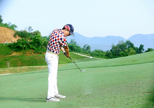 man nhan voi san golf co dia hinh kho va dep bac nhat viet nam