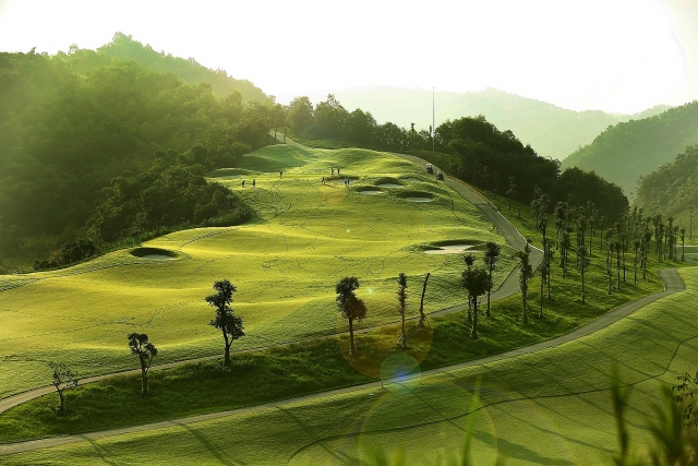 man nhan voi san golf co dia hinh kho va dep bac nhat viet nam