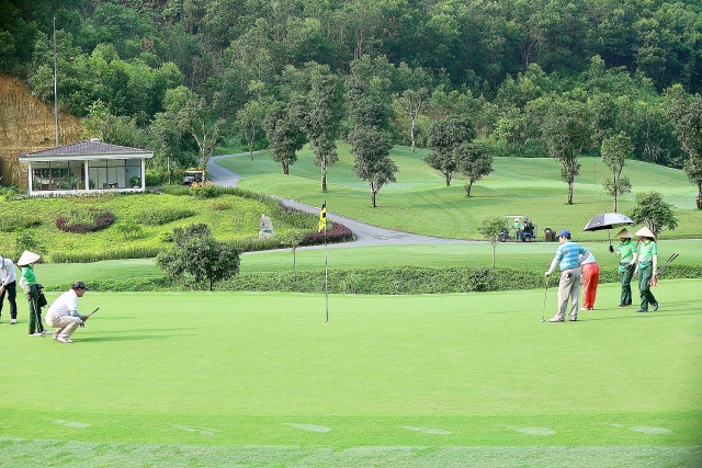 man nhan voi san golf co dia hinh kho va dep bac nhat viet nam