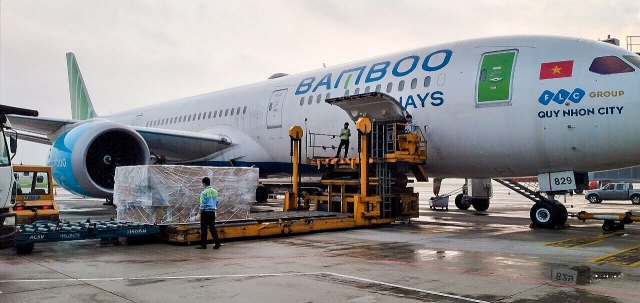 Cận cảnh chuyến bay đặc biệt của Bamboo Airways đưa công dân châu Âu hồi hương can canh chuyen bay dac biet cua bamboo airways dua cong dan sec va chau au hoi huong