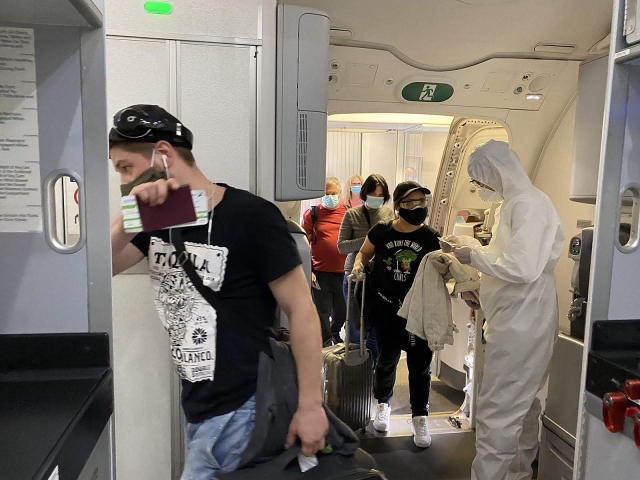 Cận cảnh chuyến bay đặc biệt của Bamboo Airways đưa công dân châu Âu hồi hương can canh chuyen bay dac biet cua bamboo airways dua cong dan sec va chau au hoi huong