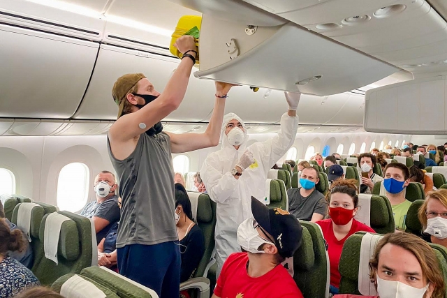 Cận cảnh chuyến bay đặc biệt của Bamboo Airways đưa công dân châu Âu hồi hương can canh chuyen bay dac biet cua bamboo airways dua cong dan sec va chau au hoi huong