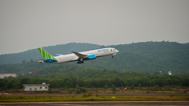 Cận cảnh chuyến bay đặc biệt của Bamboo Airways đưa công dân châu Âu hồi hương can canh chuyen bay dac biet cua bamboo airways dua cong dan sec va chau au hoi huong