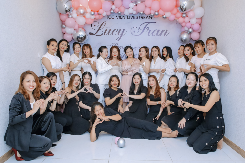 Trần Thiện Vi - Giáo viên dạy livestream ấn tượng bậc nhất Hà Thành