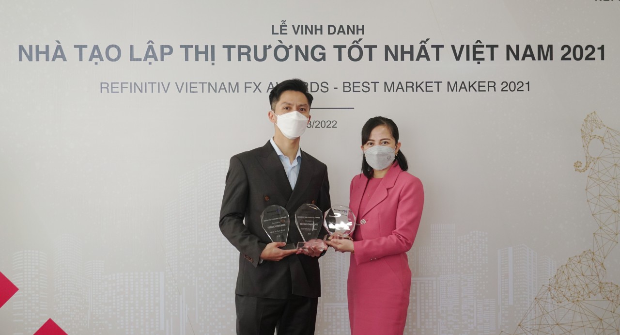TCB_ dai dien lanh dao Techcombank nhan giai thuong