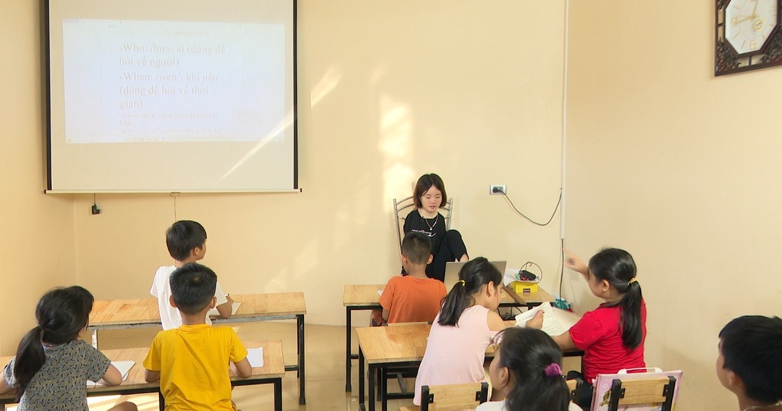 Những nét chữ được viết từ đôi chân của cô gái không có hai tay