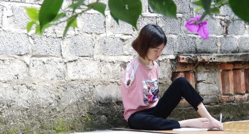 Những nét chữ được viết từ đôi chân của cô gái không có hai tay