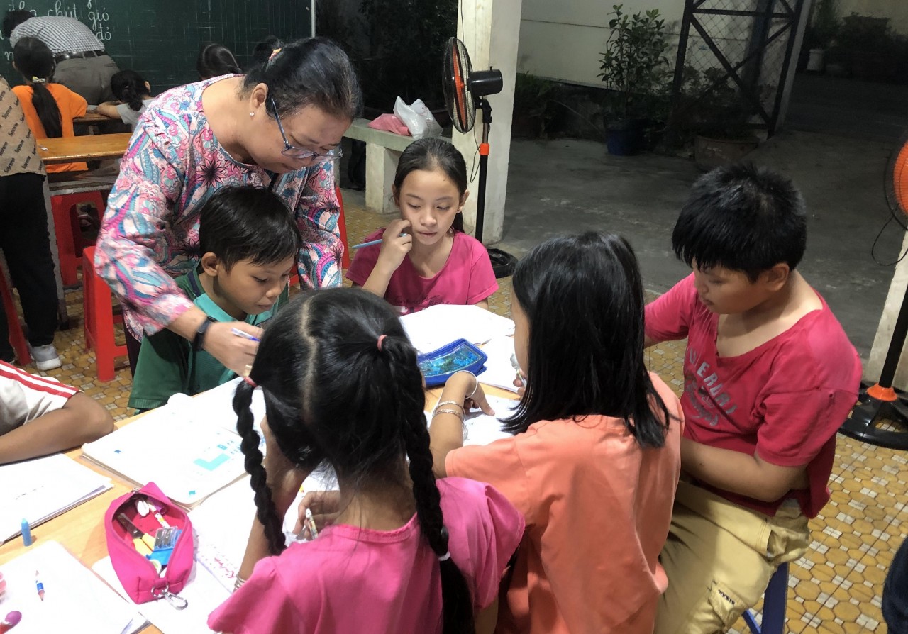 Các em nhỏ được ngoại chỉ dạy điều hay lẽ phải.