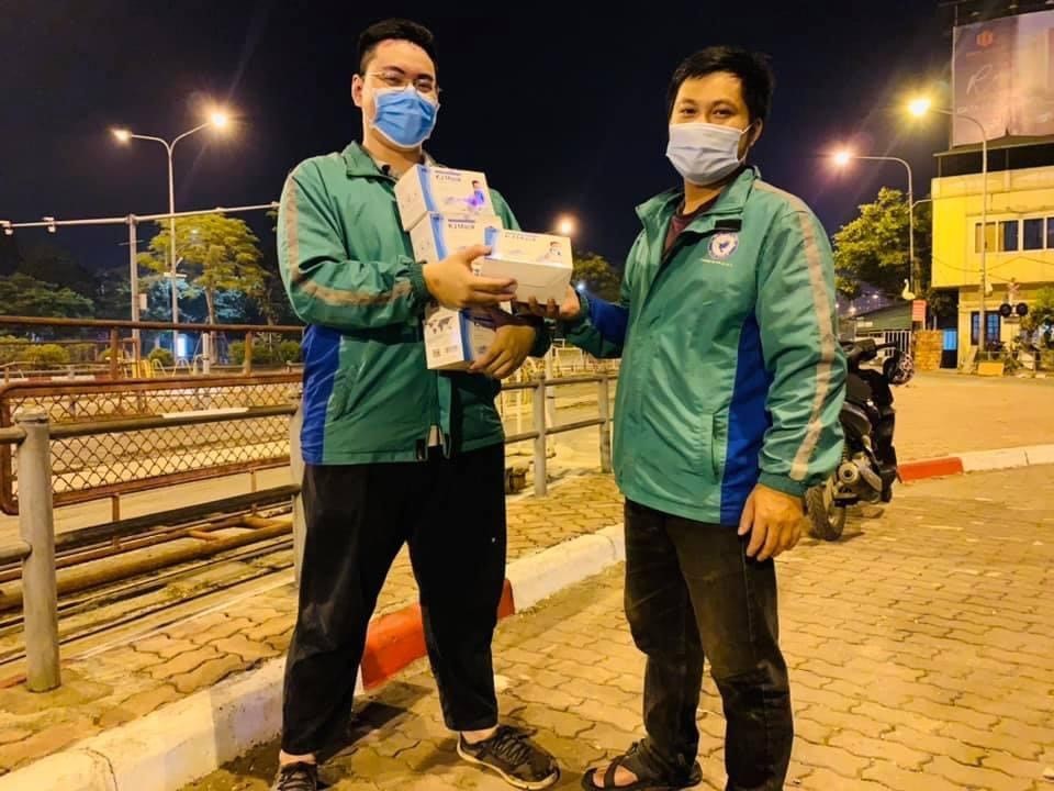 Anh Ân cùng thành viên nhóm FAS Angel trong một ca trực.