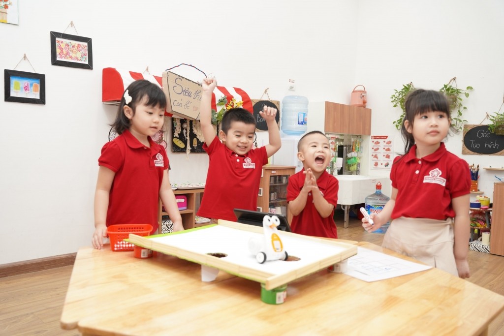 Các con cần có “xã hội trẻ em” để tương tác, học tập và phát triển, đặc biệt trong “giai đoạn vàng” của lứa tuổi mầm non.