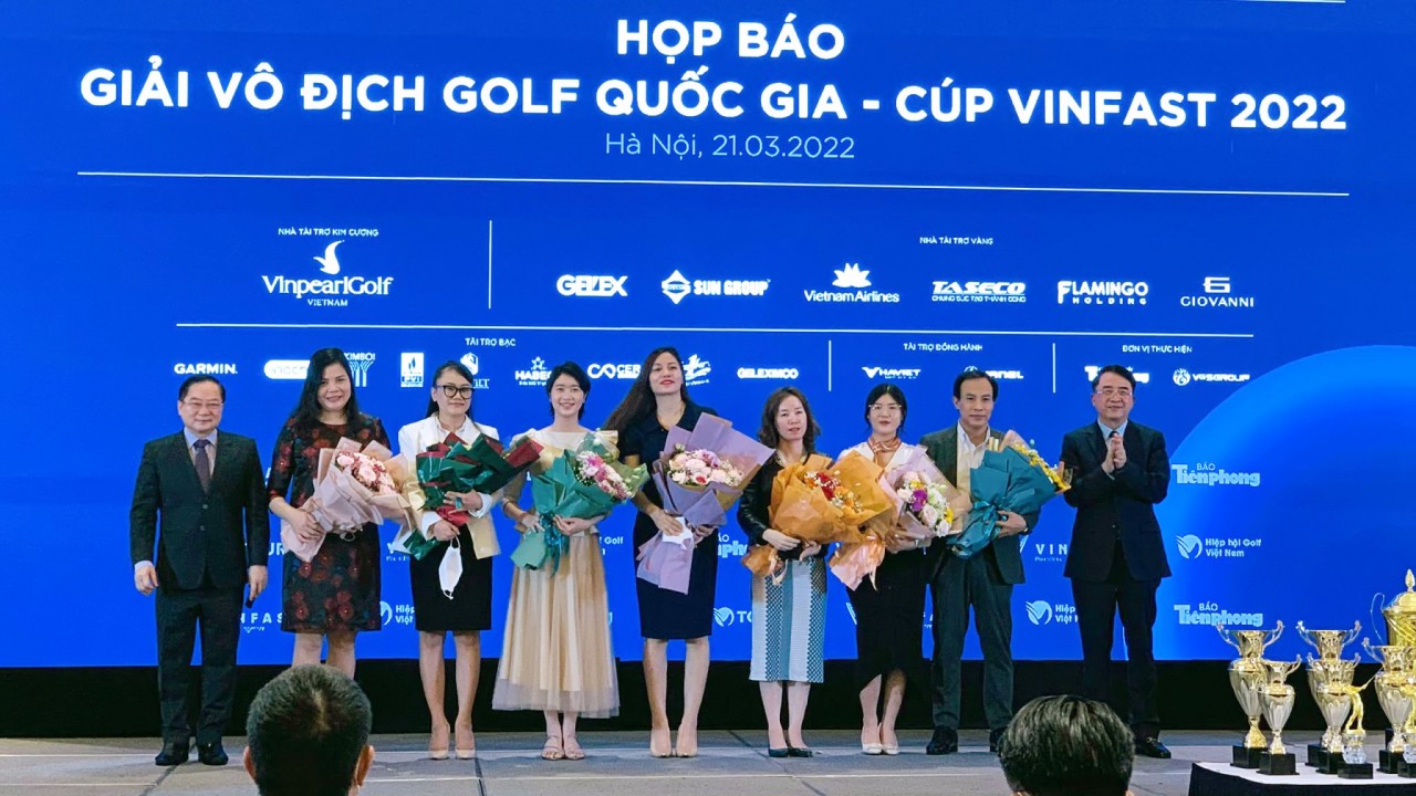 Đại diện Tập đoàn Geleximco (thứ hai từ phải sang) nhận hoa cảm ơn của chương trình..