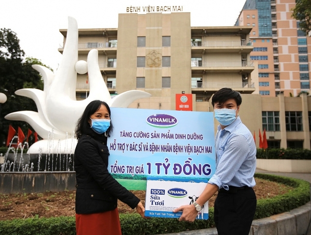 Vinamilk hỗ trợ 1 tỷ đồng tăng cường sản phẩm dinh dưỡng cho các y bác sĩ và bệnh nhân Bệnh viện Bạch Mai vinamilk ho tro 1 ty dong tang cuong san pham dinh duong cho cac y bac si va benh nhan benh vien bach mai