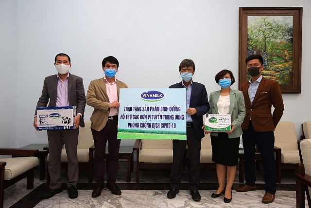vinamilk ung ho gan 15 ty dong de tiep suc cho cac don vi tuyen dau tren ca nuoc chong dich