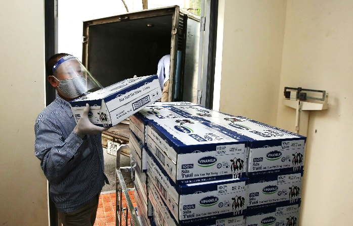 vinamilk ung ho gan 15 ty dong de tiep suc cho cac don vi tuyen dau tren ca nuoc chong dich