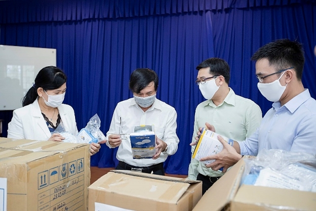 vinamilk ung ho gan 15 ty dong de tiep suc cho cac don vi tuyen dau tren ca nuoc chong dich