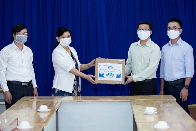 vinamilk ung ho gan 15 ty dong de tiep suc cho cac don vi tuyen dau tren ca nuoc chong dich