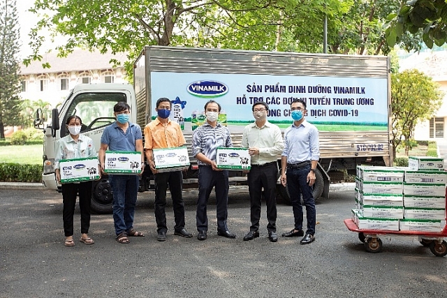 vinamilk ung ho gan 15 ty dong de tiep suc cho cac don vi tuyen dau tren ca nuoc chong dich