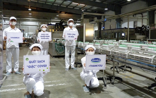 vinamilk ung ho gan 15 ty dong de tiep suc cho cac don vi tuyen dau tren ca nuoc chong dich