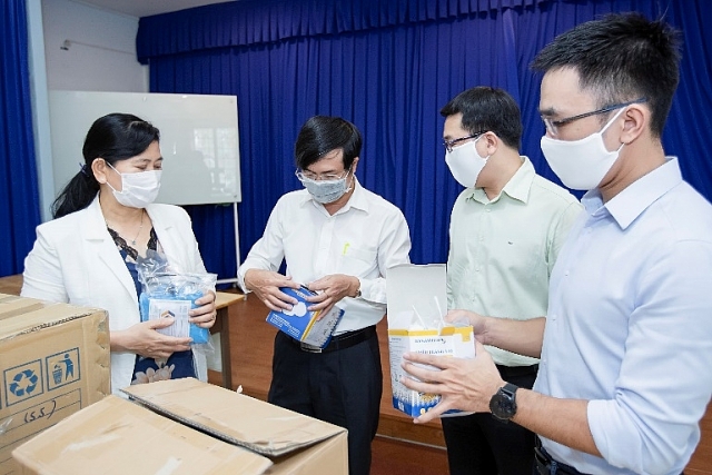 tap the nhan vien cong ty vinamilk gop suc de cham soc va bao ve tre em kho khan truoc dai dich covid 19