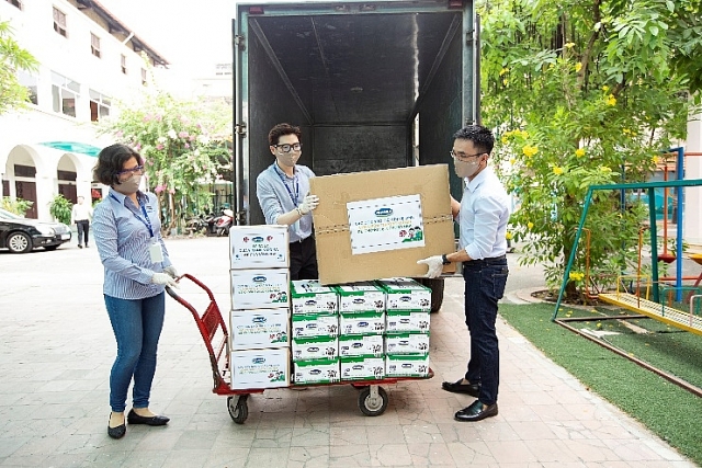 tap the nhan vien cong ty vinamilk gop suc de cham soc va bao ve tre em kho khan truoc dai dich covid 19