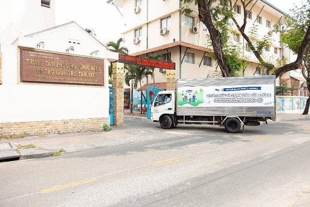 tap the nhan vien cong ty vinamilk gop suc de cham soc va bao ve tre em kho khan truoc dai dich covid 19