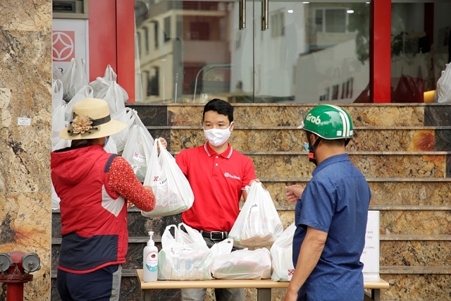 seabank trao tang 352 tan gao cho nguo i nghe o trong mu a di ch covid 19