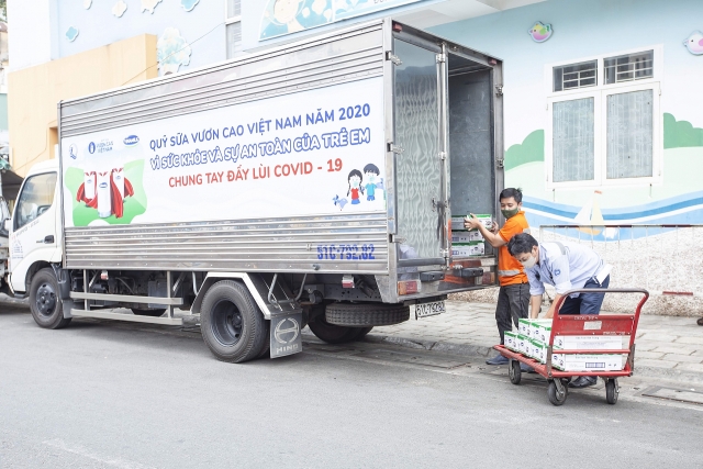 Vinamilk & Qũy sữa vươn cao Việt Nam dành 12,5 tỷ đồng tặng 1,7 triệu ly sữa cho trẻ em khó khăn trên cả nước trong đại dịch COVID-19 vinamilk quy sua vuon cao viet nam danh 125 ty dong tang 17 trieu ly sua cho tre em kho khan tren ca nuoc trong dai dich covid 19