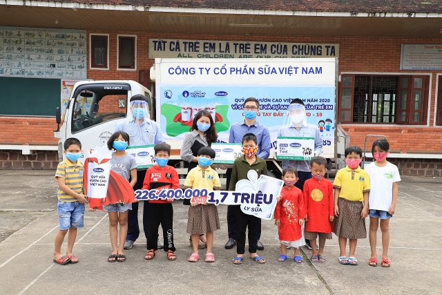 Vinamilk & Qũy sữa vươn cao Việt Nam dành 12,5 tỷ đồng tặng 1,7 triệu ly sữa cho trẻ em khó khăn trên cả nước trong đại dịch COVID-19 vinamilk quy sua vuon cao viet nam danh 125 ty dong tang 17 trieu ly sua cho tre em kho khan tren ca nuoc trong dai dich covid 19