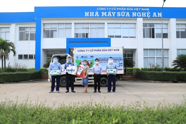 Vinamilk & Qũy sữa vươn cao Việt Nam dành 12,5 tỷ đồng tặng 1,7 triệu ly sữa cho trẻ em khó khăn trên cả nước trong đại dịch COVID-19 vinamilk quy sua vuon cao viet nam danh 125 ty dong tang 17 trieu ly sua cho tre em kho khan tren ca nuoc trong dai dich covid 19