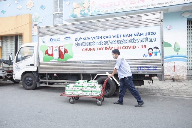 Vinamilk & Qũy sữa vươn cao Việt Nam dành 12,5 tỷ đồng tặng 1,7 triệu ly sữa cho trẻ em khó khăn trên cả nước trong đại dịch COVID-19 vinamilk quy sua vuon cao viet nam danh 125 ty dong tang 17 trieu ly sua cho tre em kho khan tren ca nuoc trong dai dich covid 19