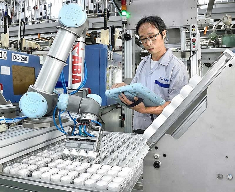 Tăng năng lực sản xuất và lợi thế cạnh tranh với cánh tay robot thông minh