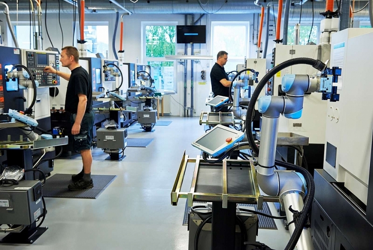Tăng năng lực sản xuất và lợi thế cạnh tranh với cánh tay robot thông minh