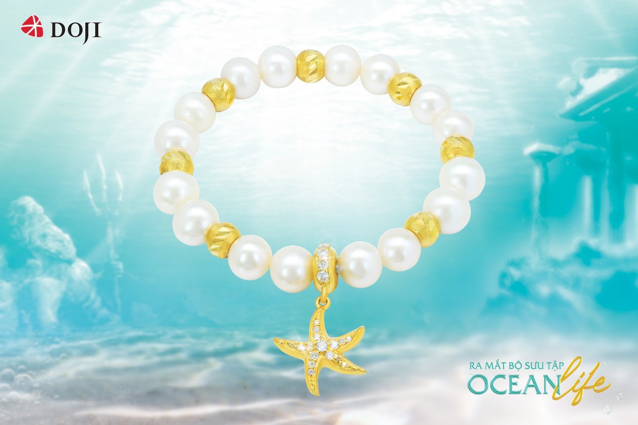 Sự kết hợp của vàng 24K và các chất liệu như đá Swarovski hay ngọc trai… mang đến món trang sức cuốn hút mọi ánh nhìn. 