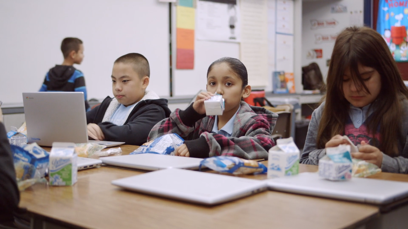 Nhà máy sữa tại Mỹ của Vinamilk hưởng ứng chiến dịch ủng hộ sữa cho người dân gặp khó khăn trong đại dịch COVID-19 nha may sua tai my cua vinamilk huong ung chien dich ung ho sua cho nguoi dan gap kho khan trong dai dich covid 19